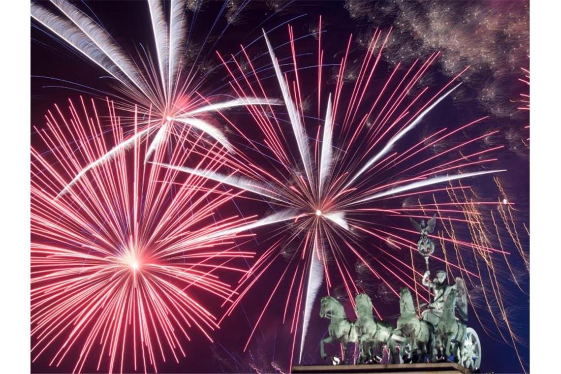 Gewerkschaft der Polizei: Böllerverbot kaum durchsetzbar Feuerwerk 2018 bei Deutschlands größter Silvesterparty am Brandenburger Tor in Berlin. Foto: Ralf Hirschberger/dpa