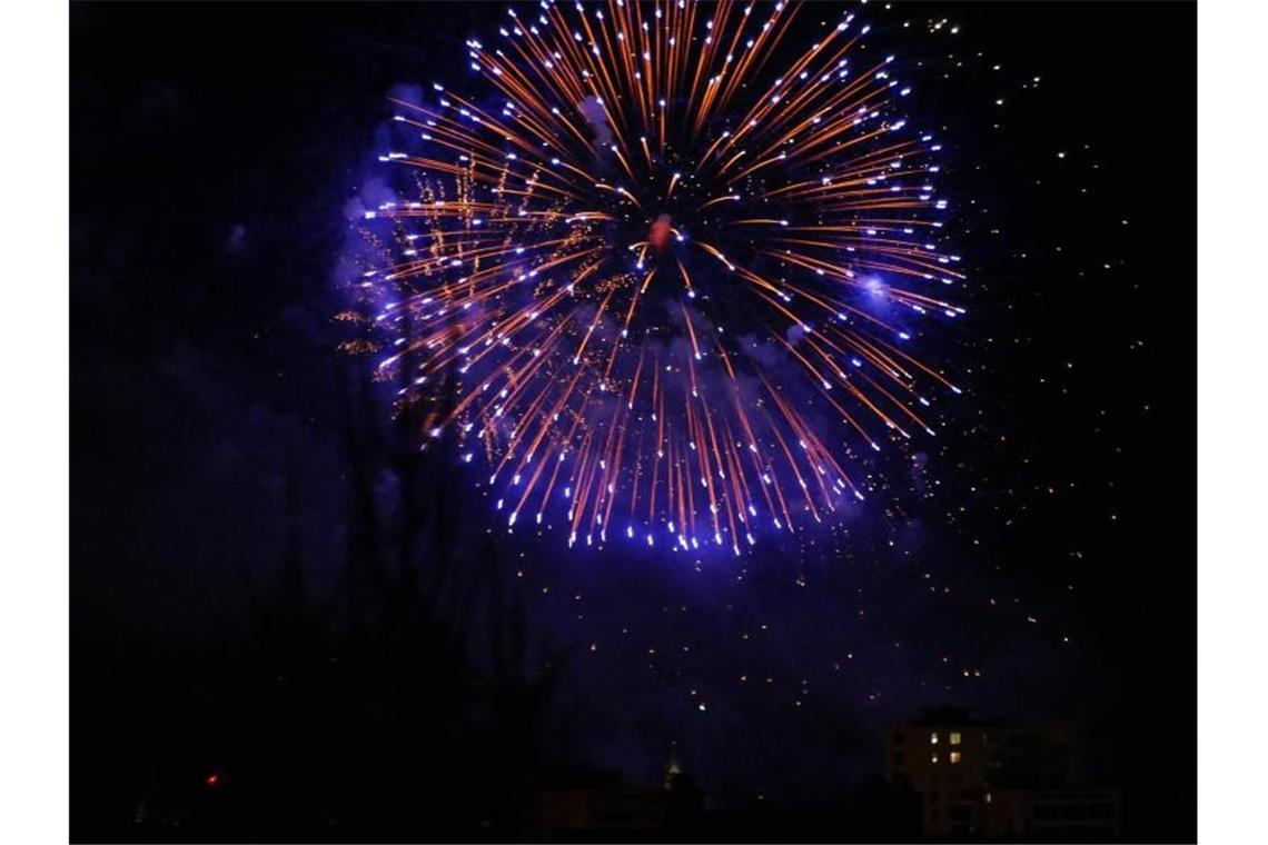 Feuerwerkshersteller rechnen mit großen Umsatzverlusten Feuerwerk am Himmel. Foto: Insa Sanders/dpa/Symbolbild