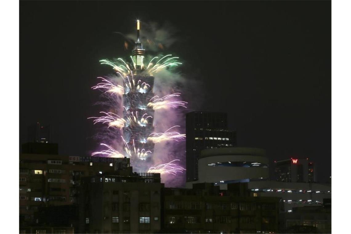 Teile der Welt schon im Jahr 2021 Feuerwerk am Wolkenkratzer „Taipei 101“ in Taiwan. Foto: Chiang Ying-Ying/AP/dpa