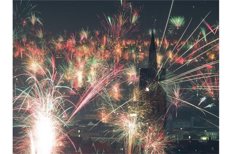 Feuerwerk explodiert kurz nach Mitternacht am Nachthimmel über der Marktkirche. Foto: Julian Stratenschulte/dpa