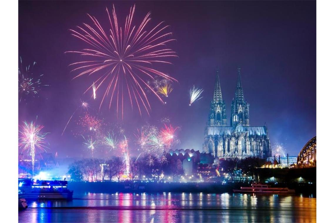 Umwelthilfe will Feuerwerksverbot an Silvester Feuerwerk in Köln. Foto: Christophe Gateau/dpa
