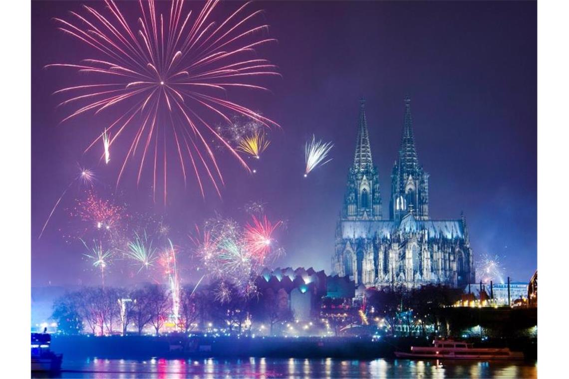 Feuerwerk ist am Rhein über dem Kölner Dom zu sehen. Foto: Christophe Gateau/dpa