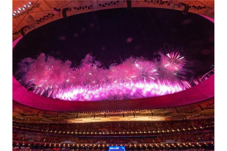 Feuerwerk ist über dem Stadion während der Eröffnungsfeier zu sehen. Foto: Jens Büttner/dpa-Zentralbild/dpa