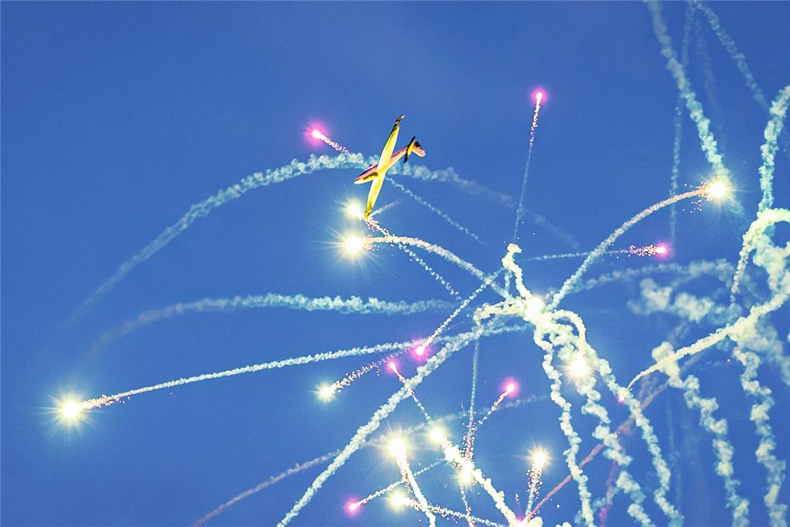 Spektakuläre Flugshows in Aspach Feuerwerk neben Modellfliegern. Foto: privat