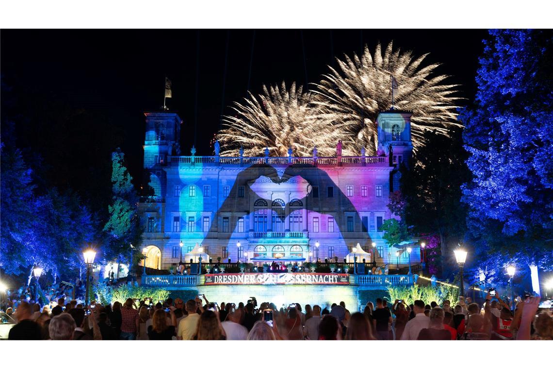 Feuerwerk steigt bei der 15. Dresdner Schlössernacht über dem Schloss Albrechtsberg auf, auf dem eine Projektion zu sehen ist.