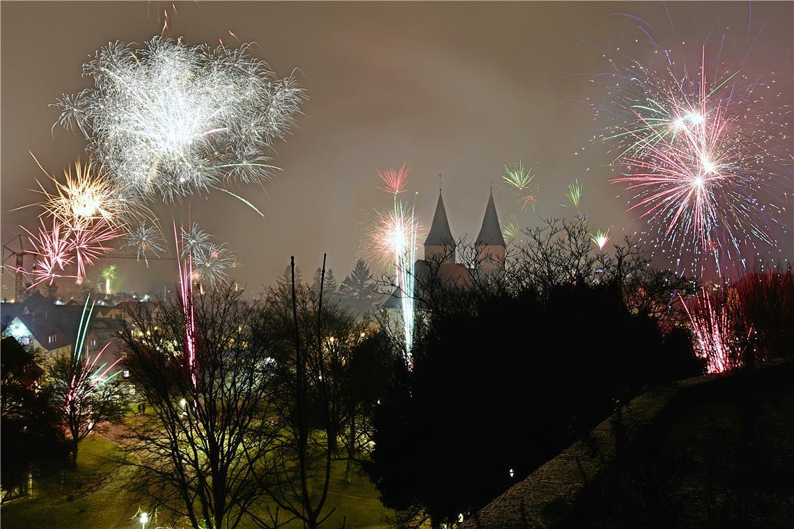Feuerwerk über der Murrhardter Stadtkirche: In diesem Jahr gibt es hier auch wieder ein Silvesterkonzert. Archivfoto: Tobias Sellmaier