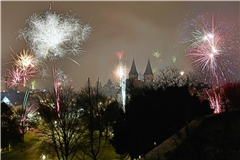Feuerwerk über der Murrhardter Stadtkirche: In diesem Jahr gibt es hier auch wieder ein Silvesterkonzert. Archivfoto: Tobias Sellmaier