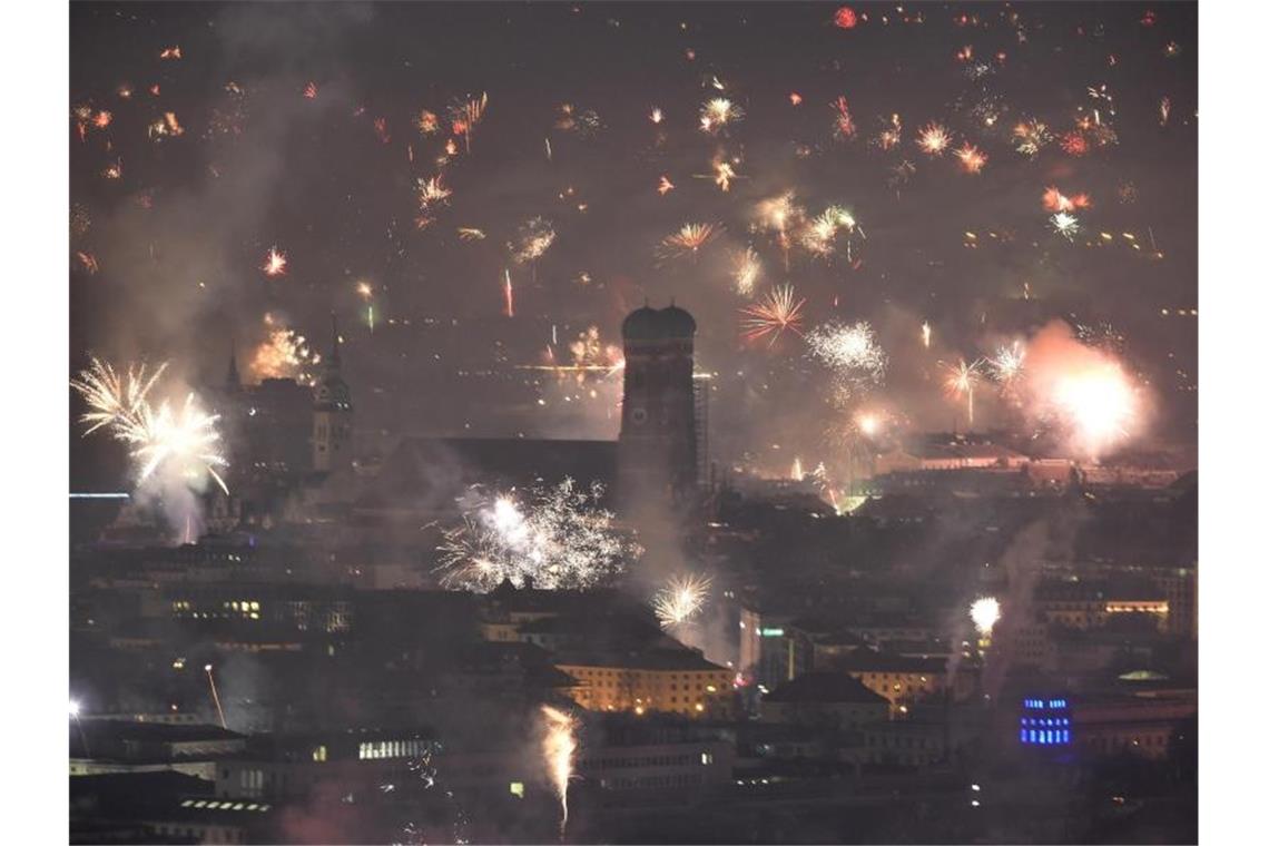 Feuerwerk über München: Üblicherweise normalisieren sich die Feinstaubwerte innerhalb weniger Stunden. Foto: Felix Hörhager/dpa