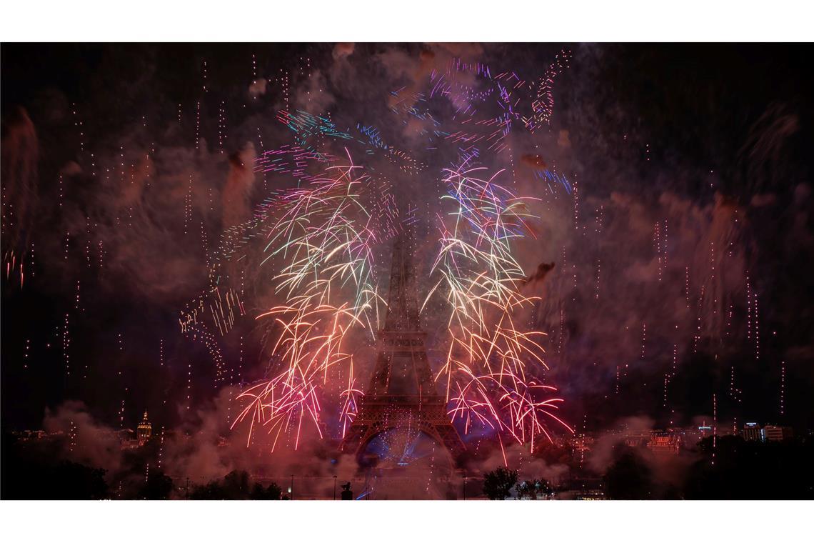Bilder des Tages Feuerwerk und Drohnen beleuchten den Eiffelturm in Paris während der Feierlichkeiten zum Nationalfeiertag Frankreichs.
