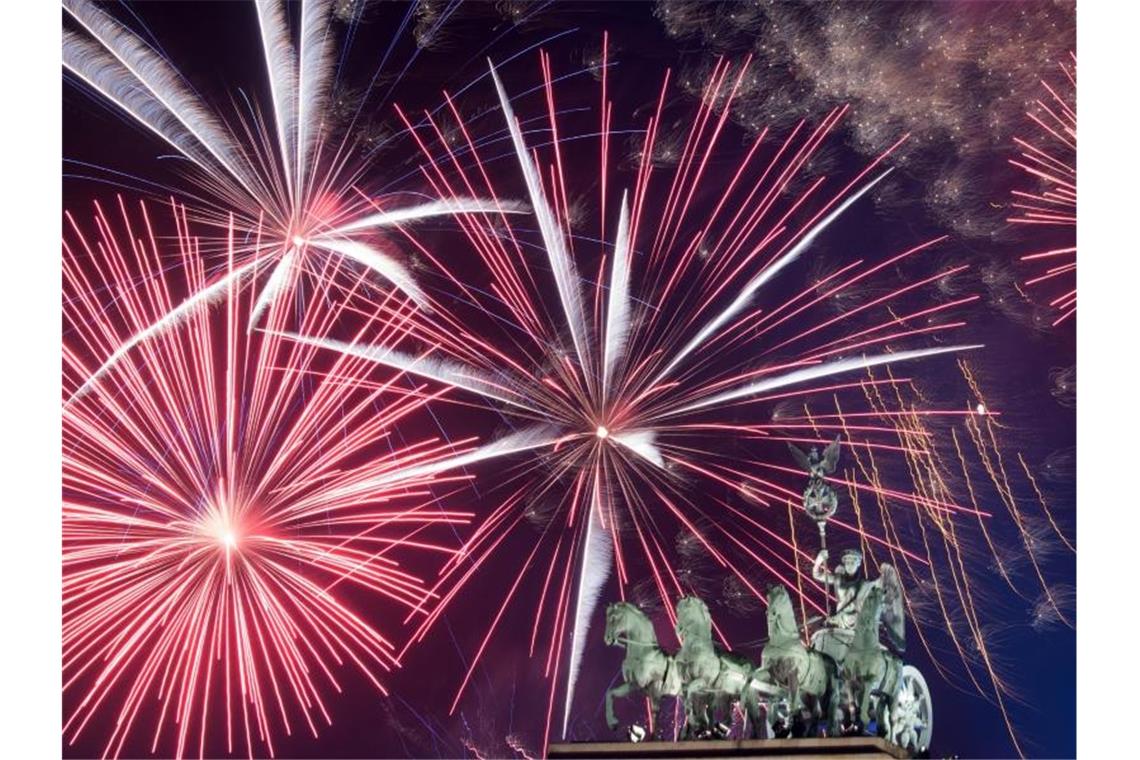 Berlin bekommt Böller-Verbotszonen an Silvester Feuerwerk während der größten Silvesterparty Deutschlands hinter dem Brandenburger Tor. Foto: Ralf Hirschberger/dpa