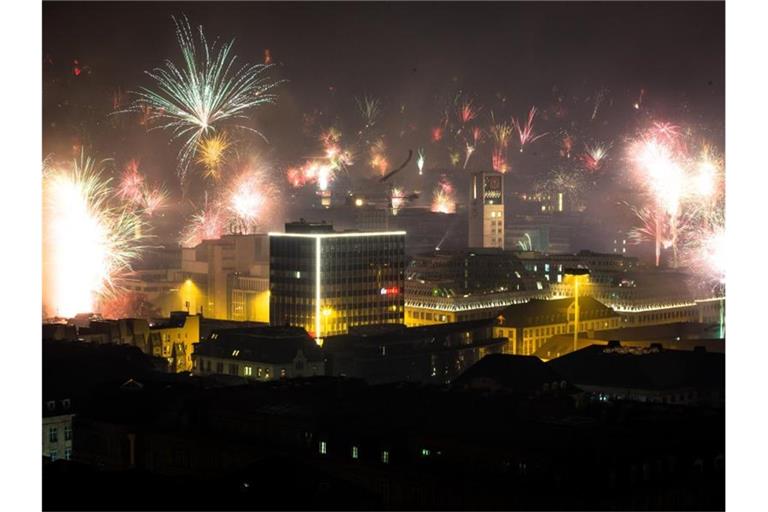 Feuerwerk wird an Silvester in den nächtlichen Himmel über Stuttgart abgefeuert. Foto: Christoph Schmidt/dpa/Archivbild