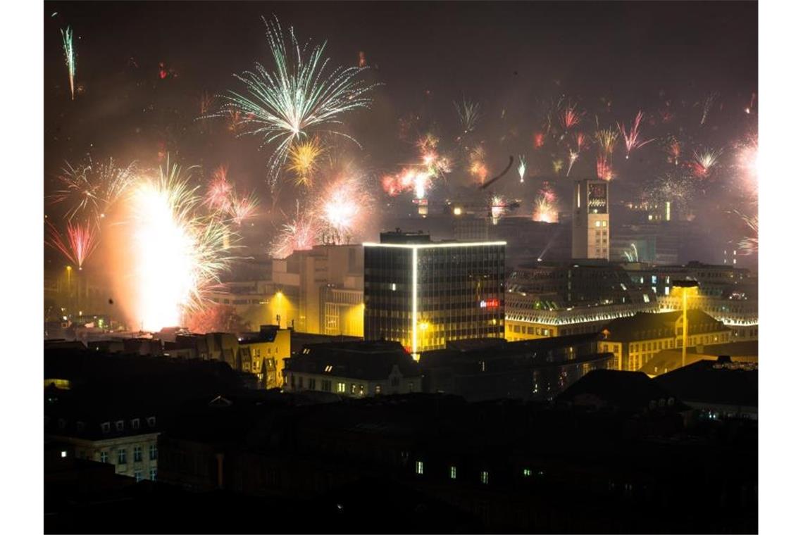 Feuerwerk wird in den nächtlichen Himmel über Stuttgart abgefeuert. Foto: Christoph Schmidt/dpa/Archivbild