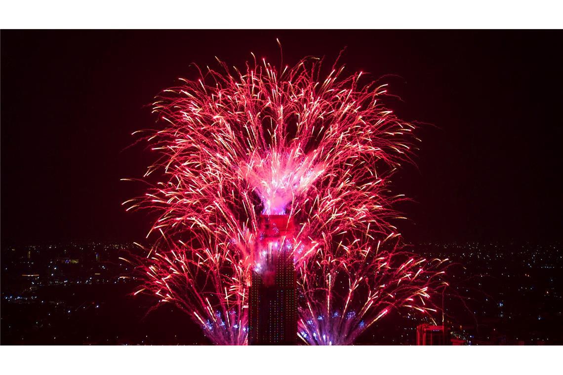 Feuerwerkskörper explodieren an Silvester über Nairobi.