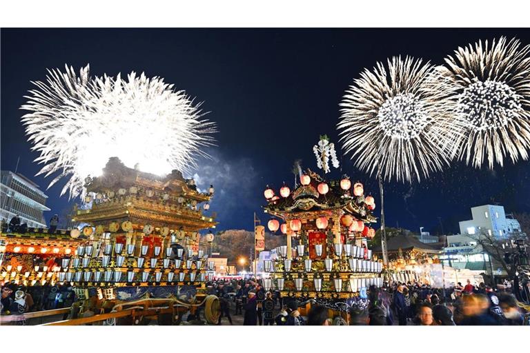 Feuerwerkskörper explodieren beim Chichibu-Nachtfest in der Präfektur Saitama im Osten Japans.