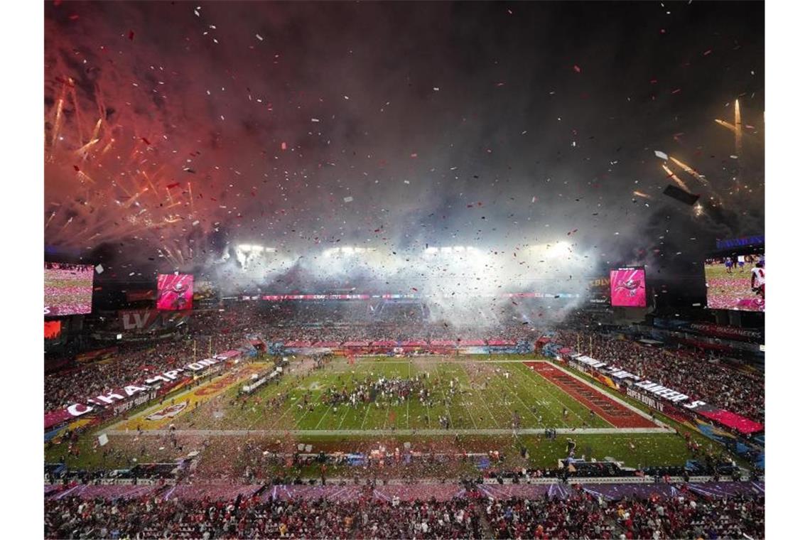 Feuerwerkskörper explodieren nach dem Sieg der Tampa Bay Buccaneers im letzten Super Bowl. Foto: David J. Phillip/AP/dpa