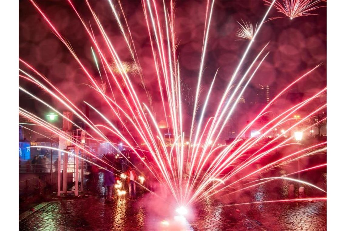 Städte sehen Böllerverbot an Silvester skeptisch Feuerwerkskörper explodieren rund um den Hamburger Fischmarkt. Ein Knaller-Verbot für bessere Luft? Die Deutsche Umwelthilfe hält das vielerorts für angebracht. Foto: Axel Heimken