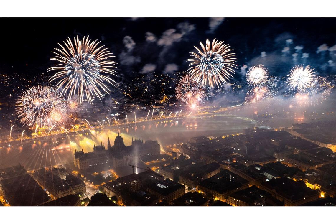 Feuerwerkskörper explodieren über der Donau als Teil der Feierlichkeiten zum Nationalfeiertag in Budapest.