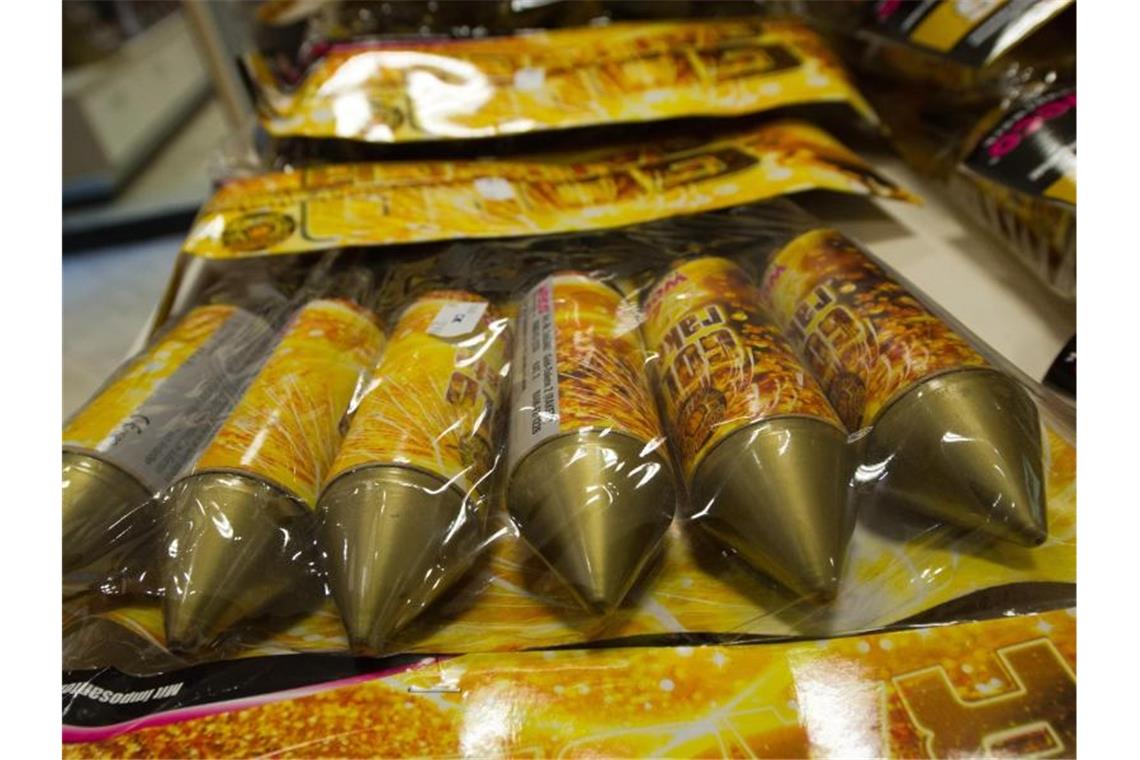 Countdown: Warnungen und Verbote vor Silvester-Feuerwerk Feuerwerksraketen liegen in einem Geschäft. Foto: Inga Kjer/dpa/Archiv