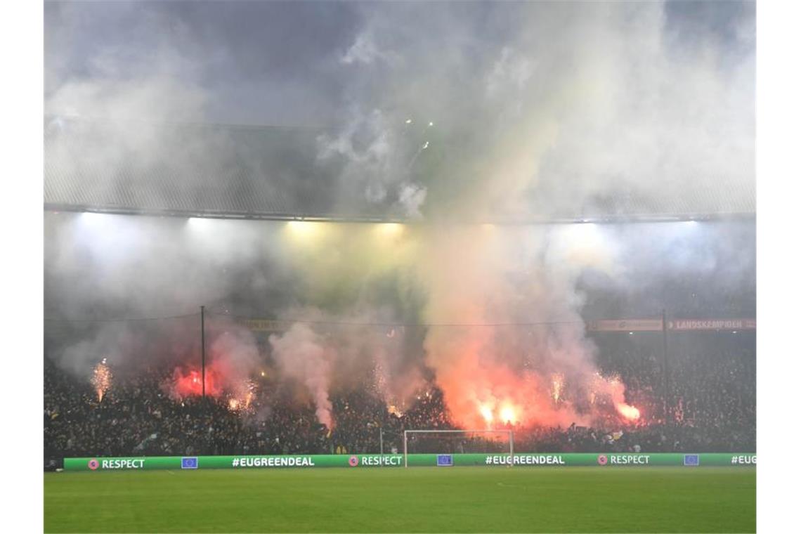 Union verliert in Rotterdam - Bitteres 1:3 bei Feyenoord Feyenoord-Fans zündeten vor dem Spiel reichlich bengalische Feuer. Foto: Matthias Koch/dpa