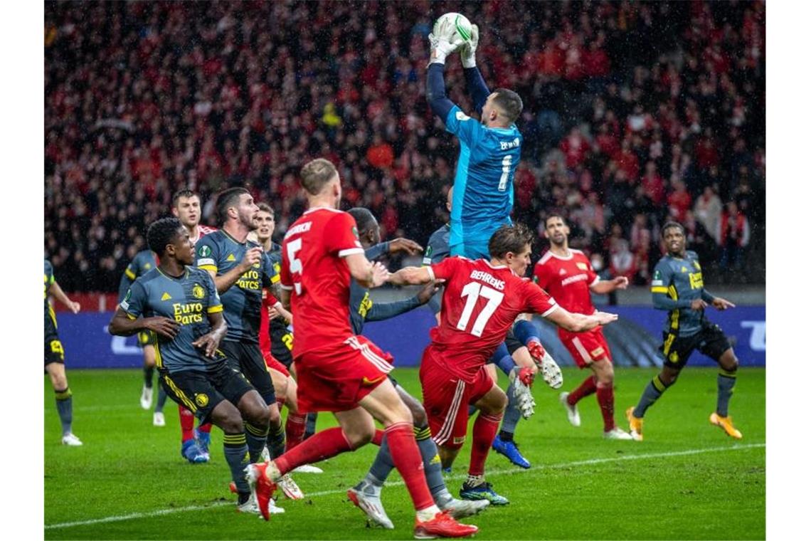 Luthes bitterer Ausrutscher: Union nach 1:2 vor K.o. Feyenoords Torwart Justin Bijlow schnappt sich den Ball. Foto: Andreas Gora/dpa