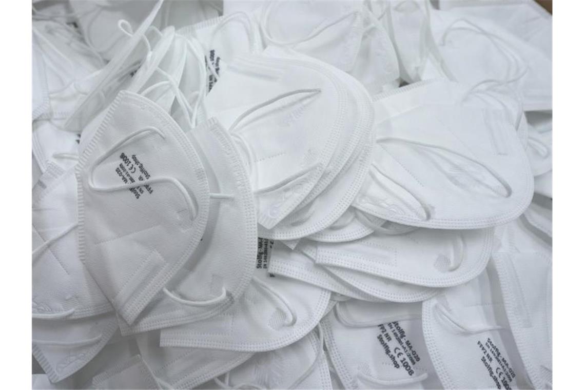 FFP-2-Masken liegen in einem Karton. Foto: Thomas Frey/dpa