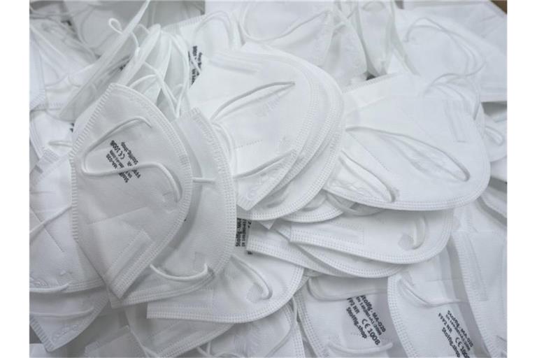 FFP-2-Masken liegen in einem Karton. Foto: Thomas Frey/dpa