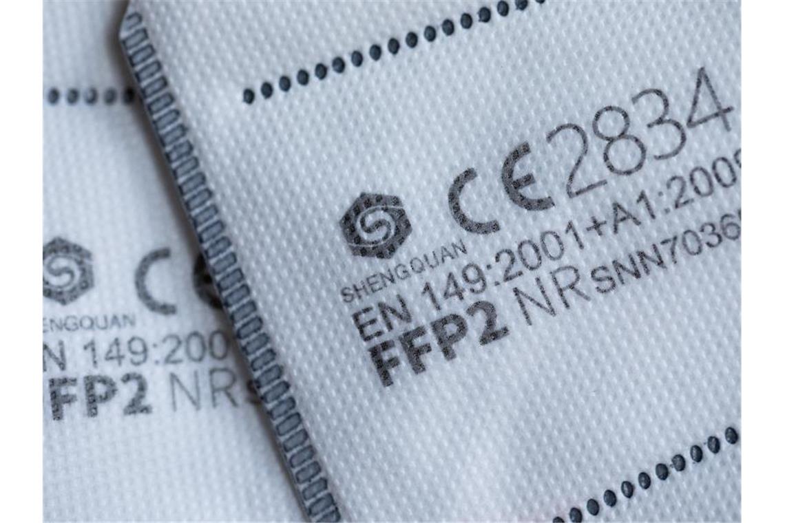 Sieben-Tage-Inzidenz in Baden-Württemberg steigt weiter FFP2 Masken mit CE-Zertifizierung liegen auf einem Tisch. Foto: Rolf Vennenbernd/dpa/Archivbild