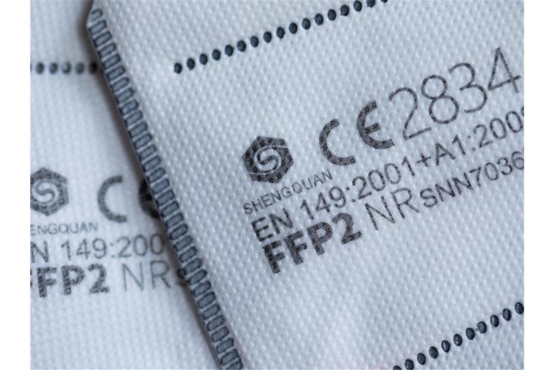 Sieben-Tage-Inzidenz in Baden-Württemberg weiter rückläufig FFP2-Masken mit CE-Zertifizierung liegen auf einem Tisch. Foto: Rolf Vennenbernd/dpa/Archivbild