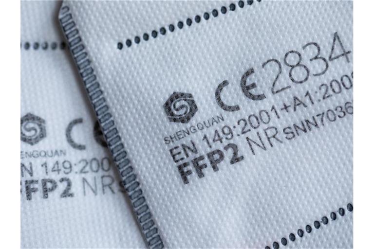 FFP2-Masken mit CE-Zertifizierung liegen auf einem Tisch. Foto: Rolf Vennenbernd/dpa/Archivbild