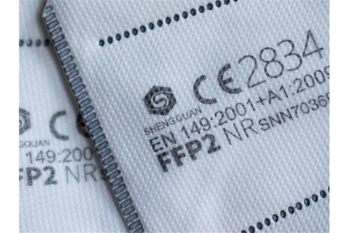 Inzidenz in Baden-Württemberg sinkt auf 37,0 FFP2-Masken mit CE-Zertifizierung liegen auf einem Tisch. Foto: Rolf Vennenbernd/dpa/Illustration