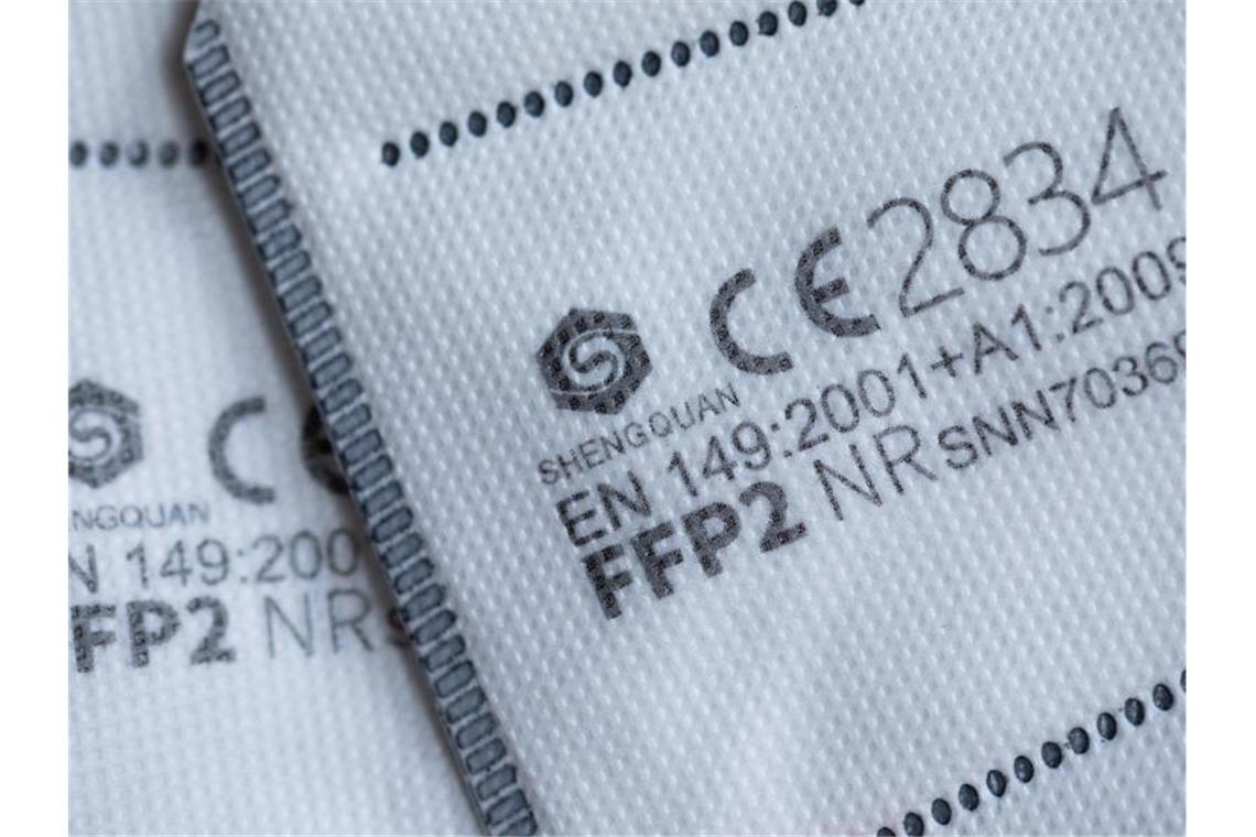 FFP2-Maske in Geschäften und neue Quarantäne-Regeln FFP2-Masken mit CE-Zertifizierung liegen auf einem Tisch. Foto: Rolf Vennenbernd/dpa/Illustration