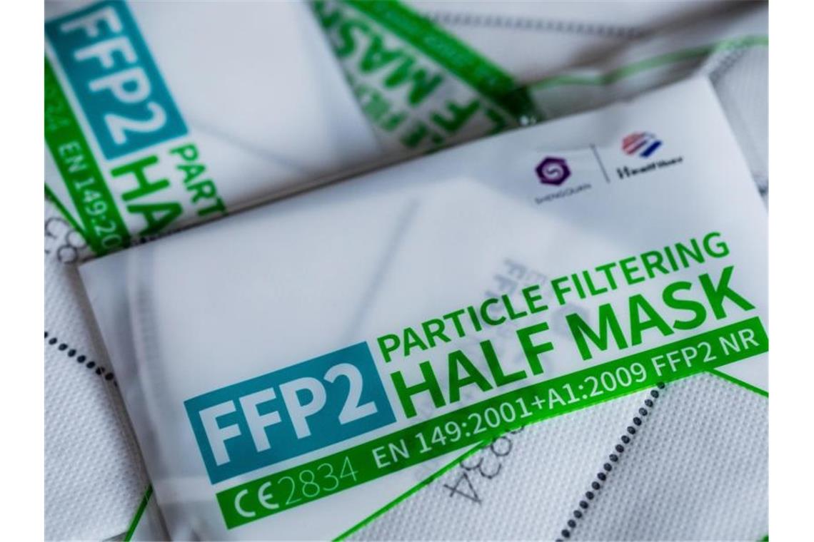 FFP2 Masken mit CE-Zertifizierung liegen verpackt auf einem Tisch. Foto: Rolf Vennenbernd/dpa/Symbolbild