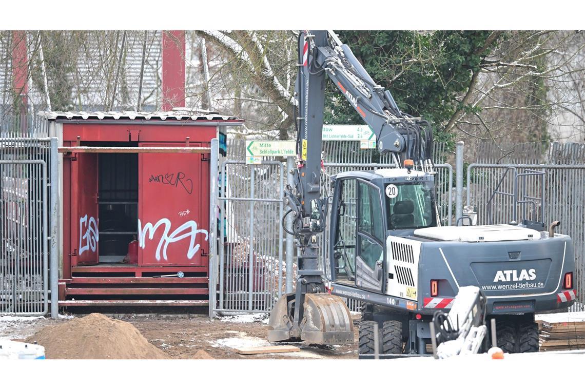 Fieberhaft arbeiten Fachleute daran, die Stromversorgung wieder herzustellen.