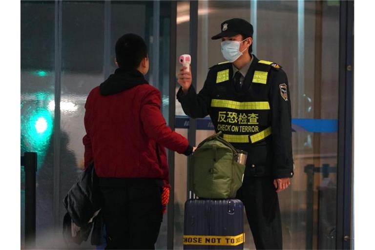 Fiebermessen bei der Ankunft im Flughafen der chinesischen Stadt Wuhan. Foto: Dake Kang/AP/dpa