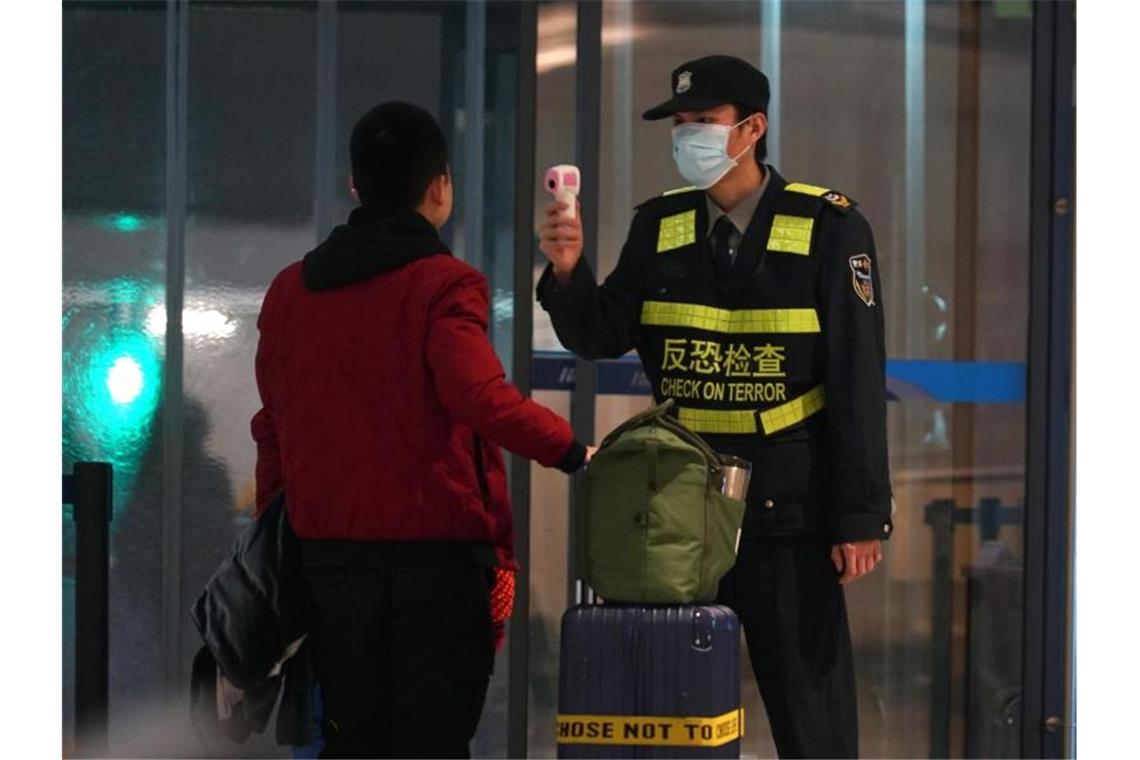Deutsche aus Coronavirus-Gebiet in Frankfurt angekommen Fiebermessen bei der Ankunft im Flughafen der chinesischen Stadt Wuhan. Foto: Dake Kang/AP/dpa