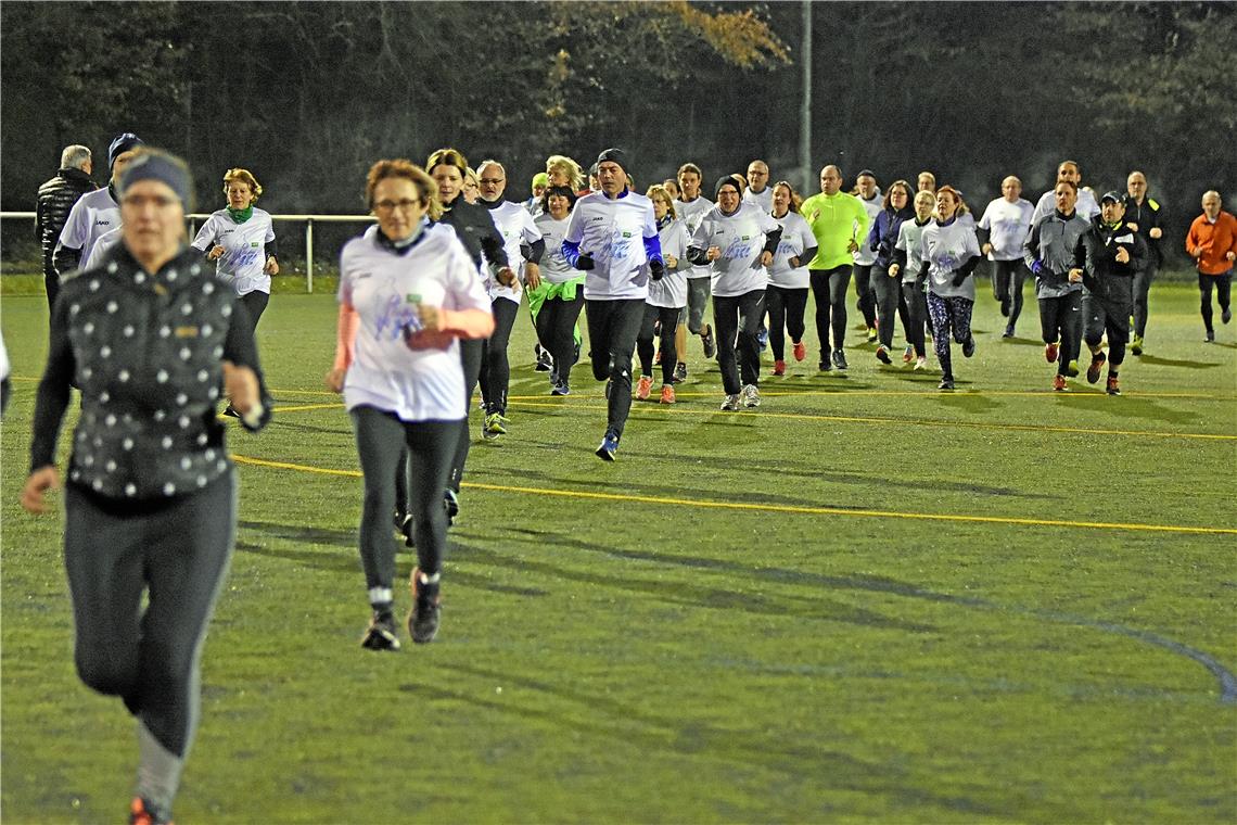 Homogenes Team, unterschiedliche Ziele Fiebern dem Silvesterlauf entgegen: Die Sportler der Laufend-BKZ-Gruppe. Foto: T. Sellmaier