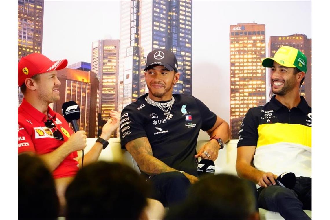 Fitte Fahrer, aber ein Problem bleibt: Start nach der Pause Fiebern dem Start der Formel 1 entgegen: Sebastian Vettel (l-r), Lewis Hamilton und Daniel Ricciardo. Foto: Scott Barbour/AAP/dpa