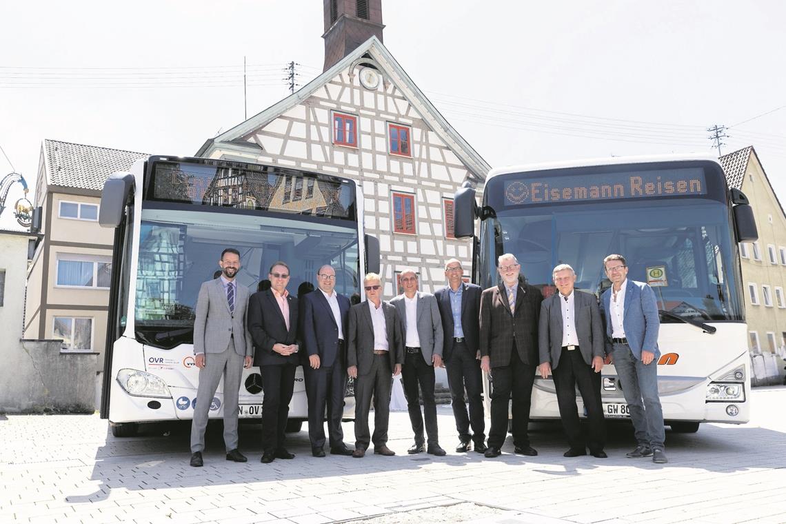 Deutliche Verbesserung beim Busverkehr Fiebern voller Vorfreude dem Start des verbesserten ÖPNV-Angebots entgegen (von links): Erster Landesbeamter Peter Zaar und die Bürgermeister Damian Komor (Mainhardt), Armin Mößner (Murrhardt), Uwe Bossert (Spiegelberg), Timo Wolf (Wüstenrot), Bernhard Bühler (Oppenweiler), Dieter Zahn (Sulzbach an der Murr), Siegfried Janocha (EBM Backnang) und Christoph Jäger (Großerlach). Foto: J. Fiedler