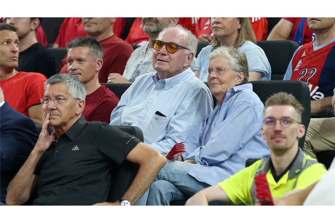 Bier, Zigarren, Veilchen: Bayern feiern Basketball-Triumph Fieberten auf der Tribüne mit: Uli Hoeneß und Herbert Hainer.