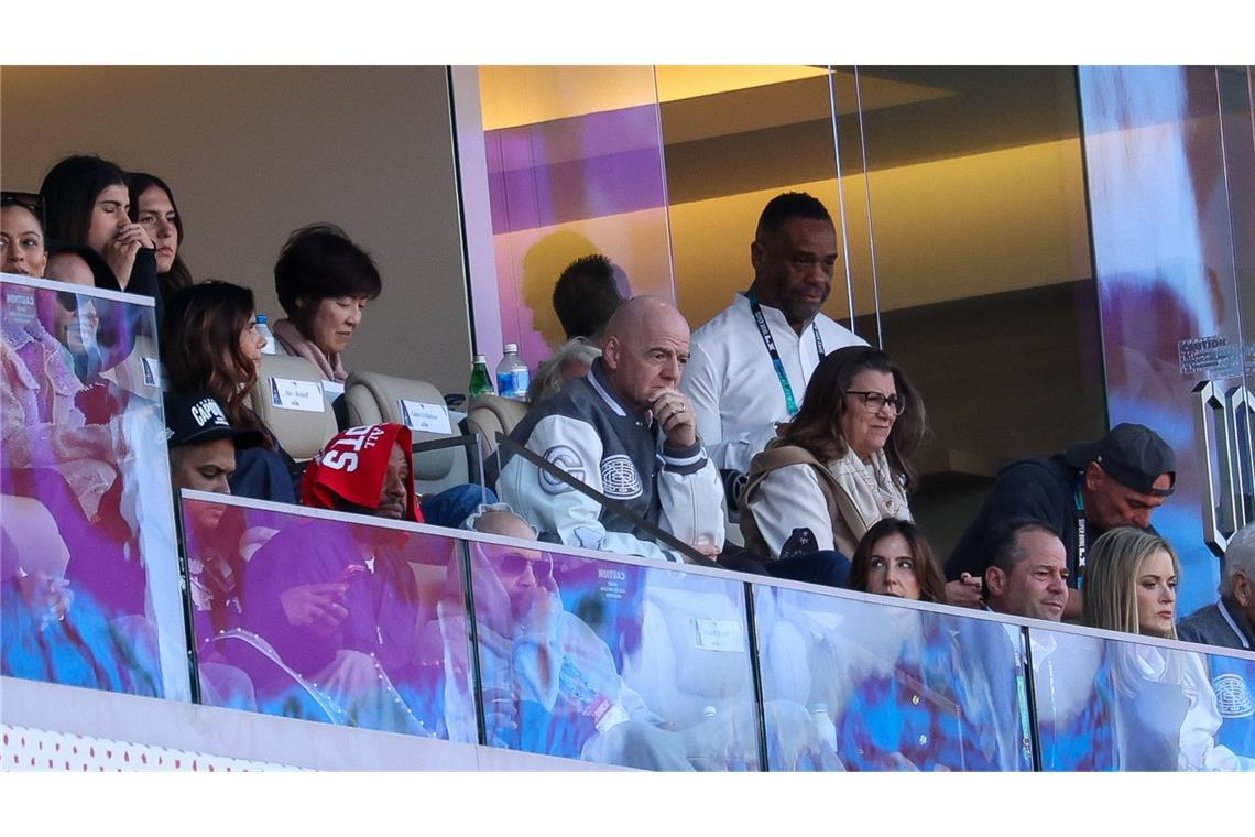 Auf dem Feld, bei der Halbzeitshow, auf der Tribüne:  Promis  beim Super Bowl