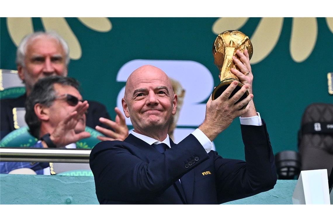 Fifa-Präsident Gianni Infantino präsentiert den WM-Pokal beim Eröffnungsspiel zwischen Mexiko und Südafrika im Aztekenstadion in Mexiko-Stadt.