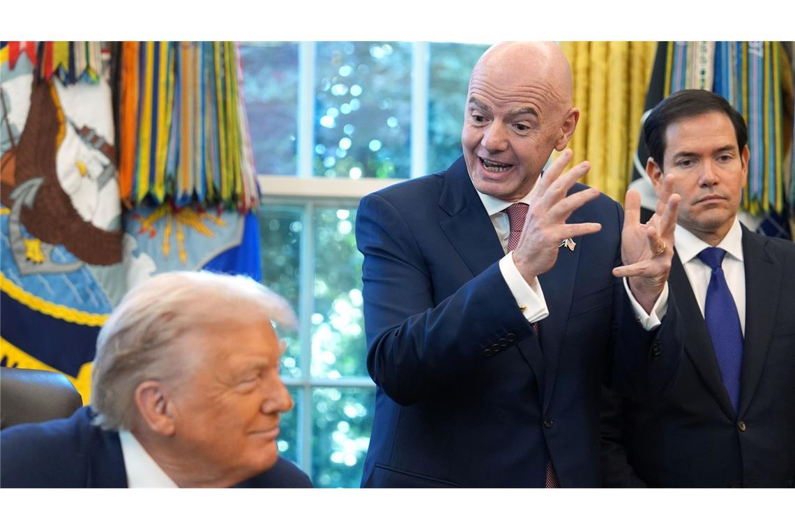 FIFA-Präsident Gianni Infantino (r) hält die USA als WM-Gastgeber für ein sicheres Land.