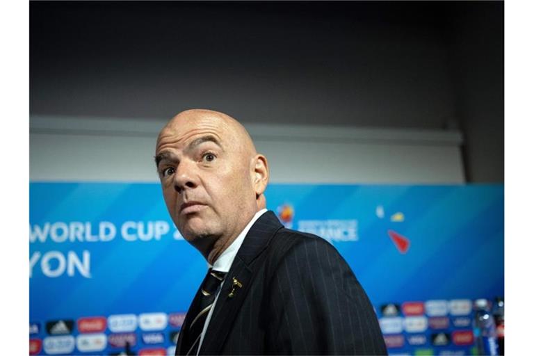 FIFA-Präsident Gianni Infantino sieht sich nach seinen Aussagen bei der Parlamentarischen Versammlung des Europarats Kritik ausgesetzt. Foto: Sebastian Gollnow/dpa