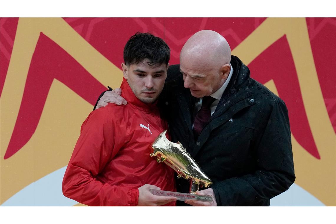 FIFA-Präsident Gianni Infantino umarmt Brahim Díaz bei der Übergabe des Goldenen Schuhs für den besten Torschützen des Afrika Cups. Der Marokkaner verschoss im Finale einen Strafstoß.