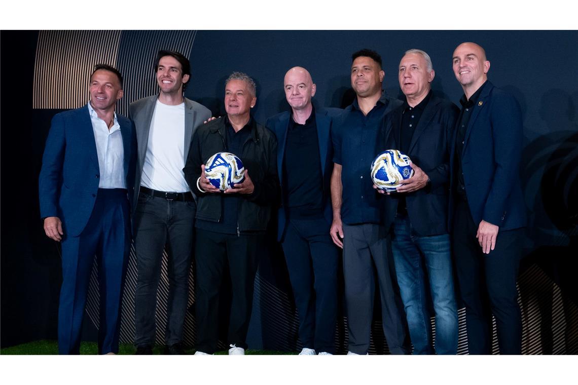 FIFA-Präsident dankt Trump und kontert Kritiker wie Klopp FIFA-Präsident Ginnani Infantino (M) im Trump Tower mit Spielerlegenden wie dem Brasilianer Ronaldo (rechts neben ihm).