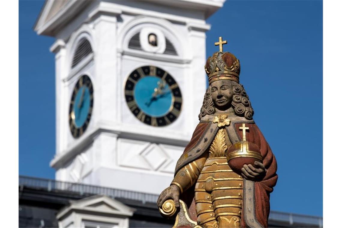 Aalen bleibt rot: Brütting wird neuer Oberbürgermeister Figur des Kaisers Joseph I. auf dem Marktbrunnen, im Hintergrund der alte Rathausturm. Foto: Fabian Sommer/dpa/Archivbild