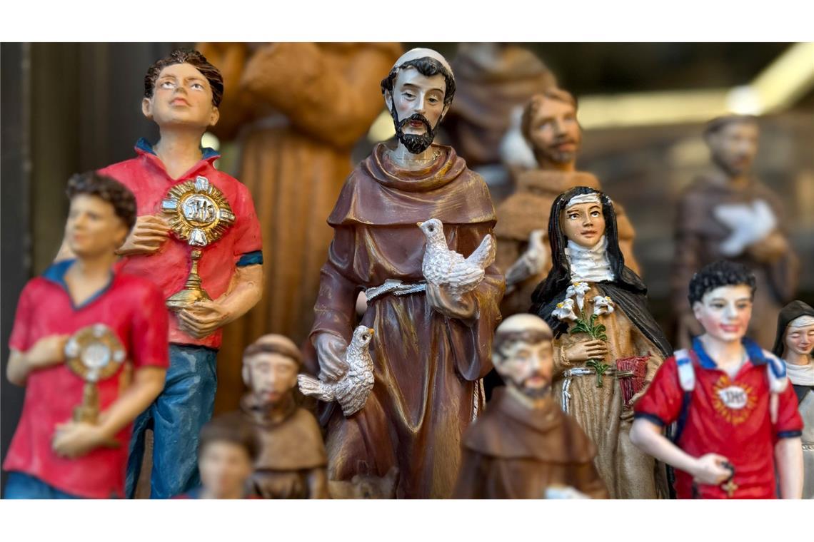 Figuren des alten und des neuen Heiligen stehen in Souvenirshops nebeneinander. (Archivbild)