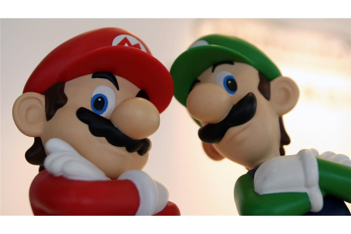 Figuren von Super Mario und Luigi in der Nintendo-Firmenzentrale in Tokio.