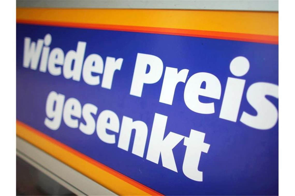 Filiale des Lebensmittel-Discounters Aldi: „Wieder Preise gesenkt“. Foto: Fredrik von Erichsen/dpa