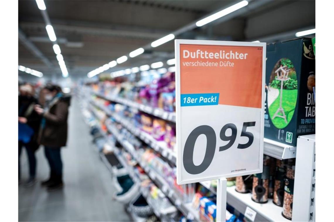 Filiale des niederländischen Non-Food-Discounters Action in Mönchengladbach. Foto: Fabian Strauch/dpa